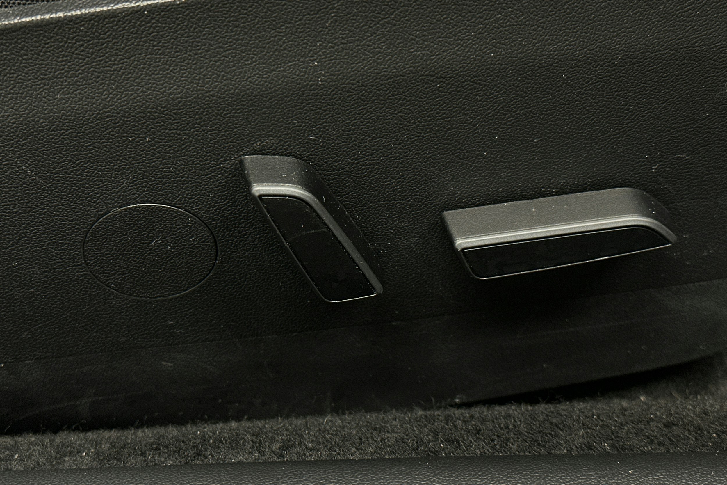 valkoinen Tesla Model 3 2023 kuva 18.