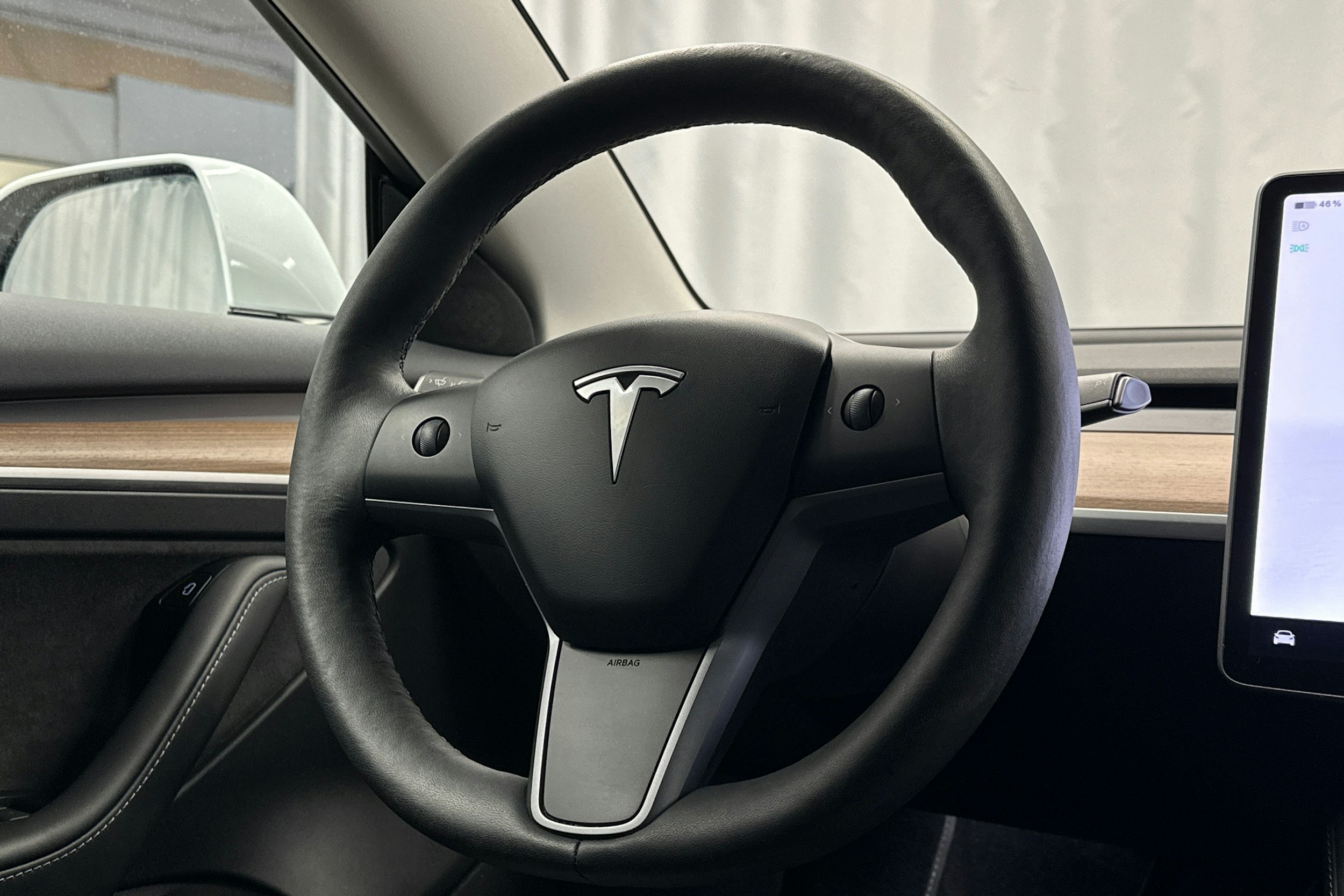 valkoinen Tesla Model 3 2023 kuva 19.