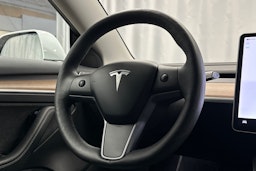 valkoinen Tesla Model 3 2023 kuva 19.