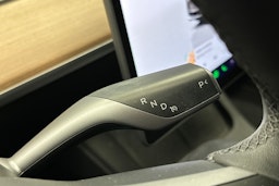 valkoinen Tesla Model 3 2023 kuva 20.