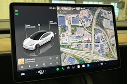 valkoinen Tesla Model 3 2023 kuva 21.