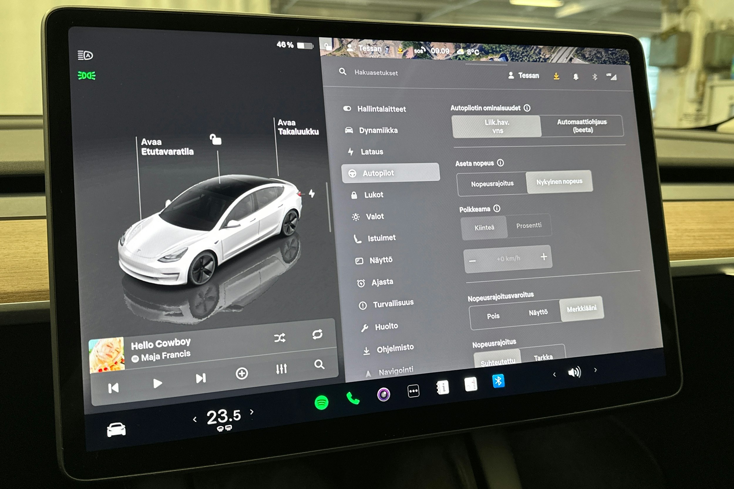 valkoinen Tesla Model 3 2023 kuva 22.