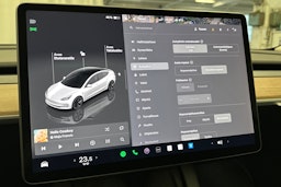 valkoinen Tesla Model 3 2023 kuva 22.
