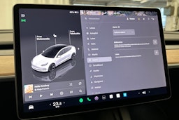valkoinen Tesla Model 3 2023 kuva 24.