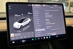 valkoinen Tesla Model 3 2023 kuva 25.