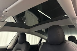 valkoinen Tesla Model 3 2023 kuva 28.