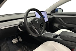 sininen Tesla Model 3 2023 kuva 6.