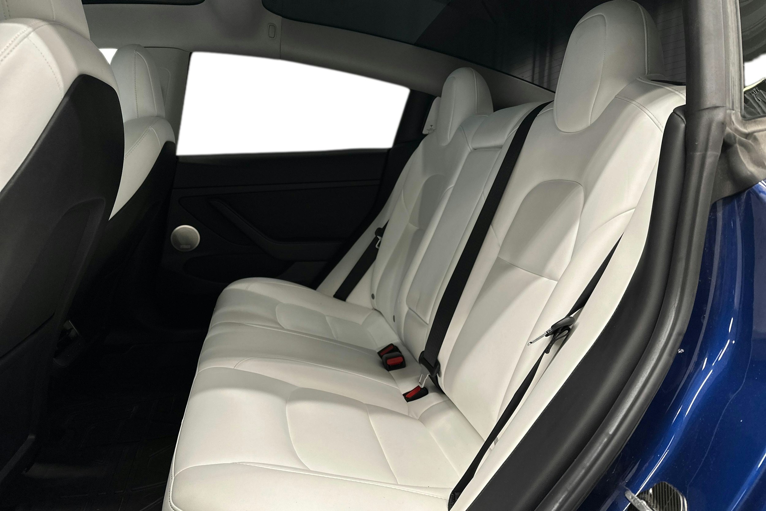 sininen Tesla Model 3 2023 kuva 8.