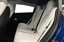 sininen Tesla Model 3 2023 kuva 8.