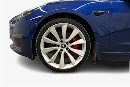 sininen Tesla Model 3 2023 kuva 9.