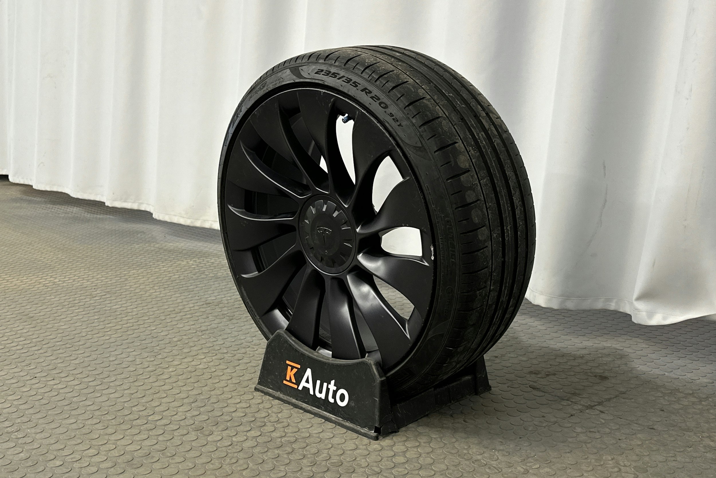 sininen Tesla Model 3 2023 kuva 10.