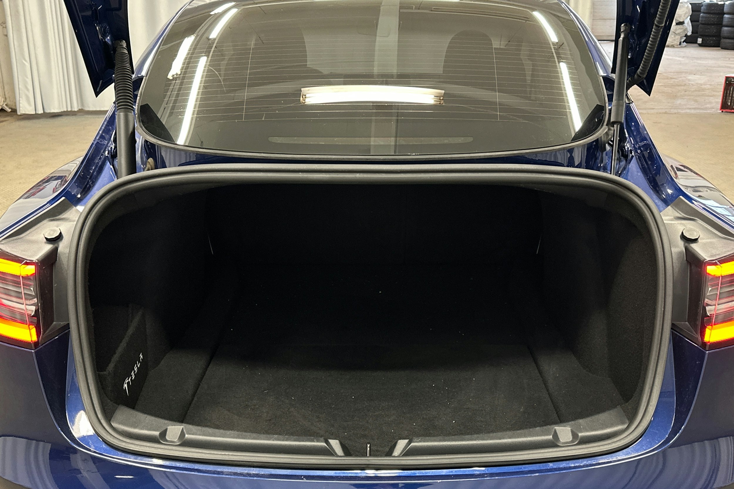 sininen Tesla Model 3 2023 kuva 11.