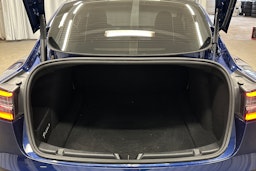 sininen Tesla Model 3 2023 kuva 11.