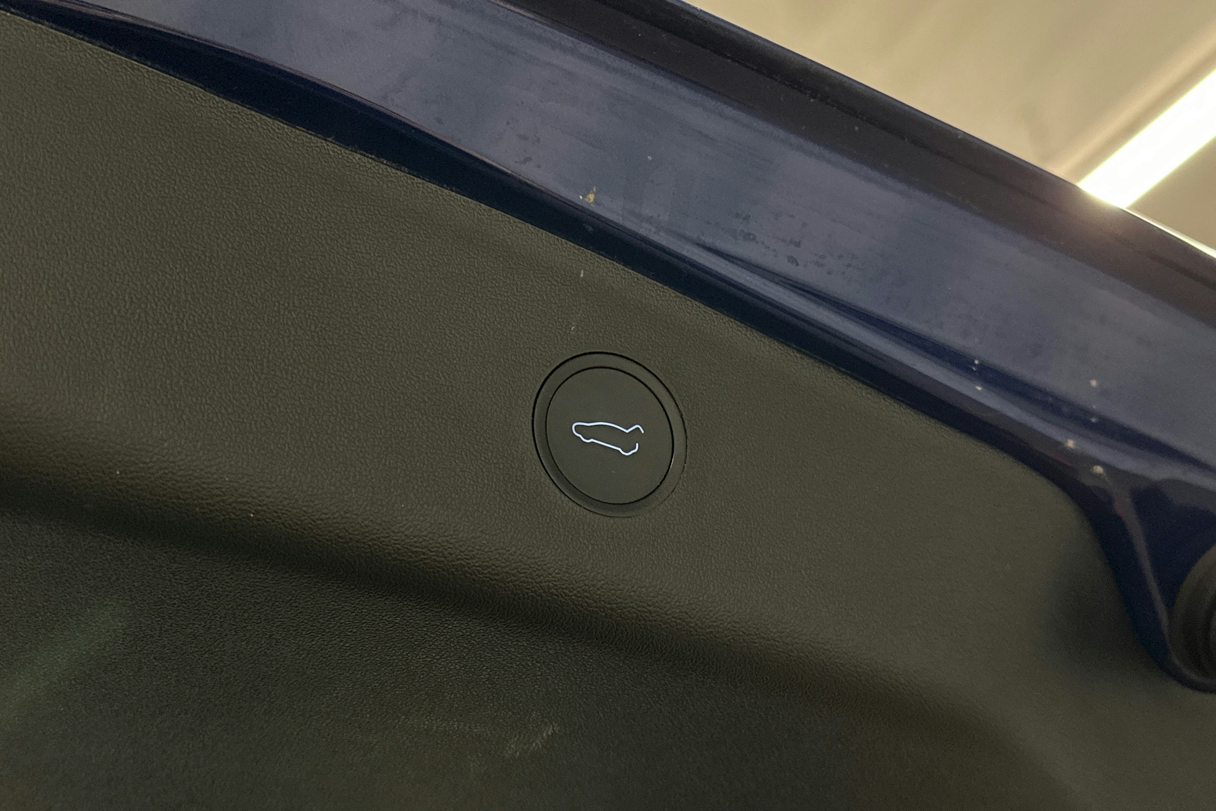 sininen Tesla Model 3 2023 kuva 12.