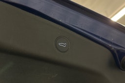 sininen Tesla Model 3 2023 kuva 12.