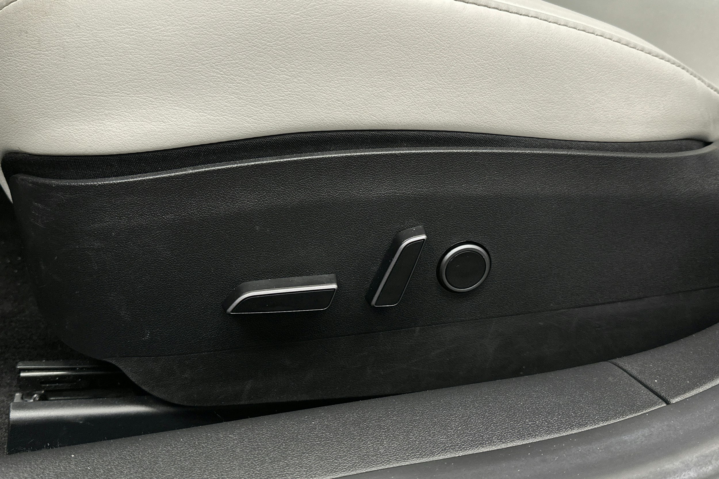 sininen Tesla Model 3 2023 kuva 14.