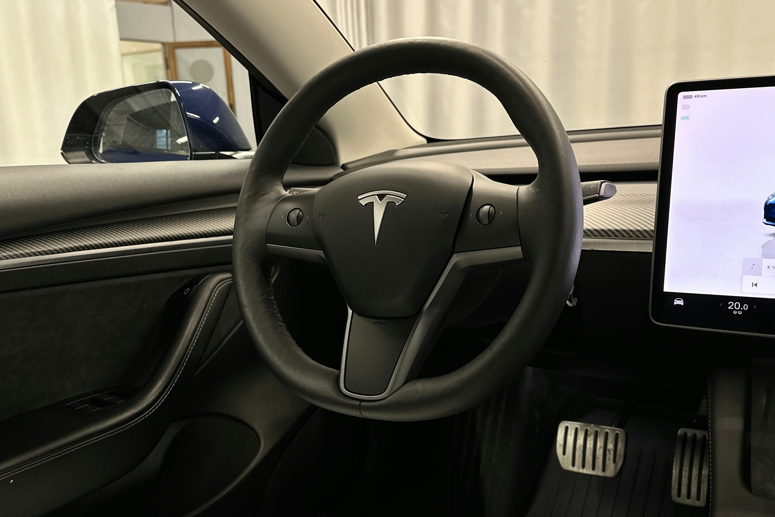 sininen Tesla Model 3 2023 kuva 15.