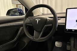 sininen Tesla Model 3 2023 kuva 15.