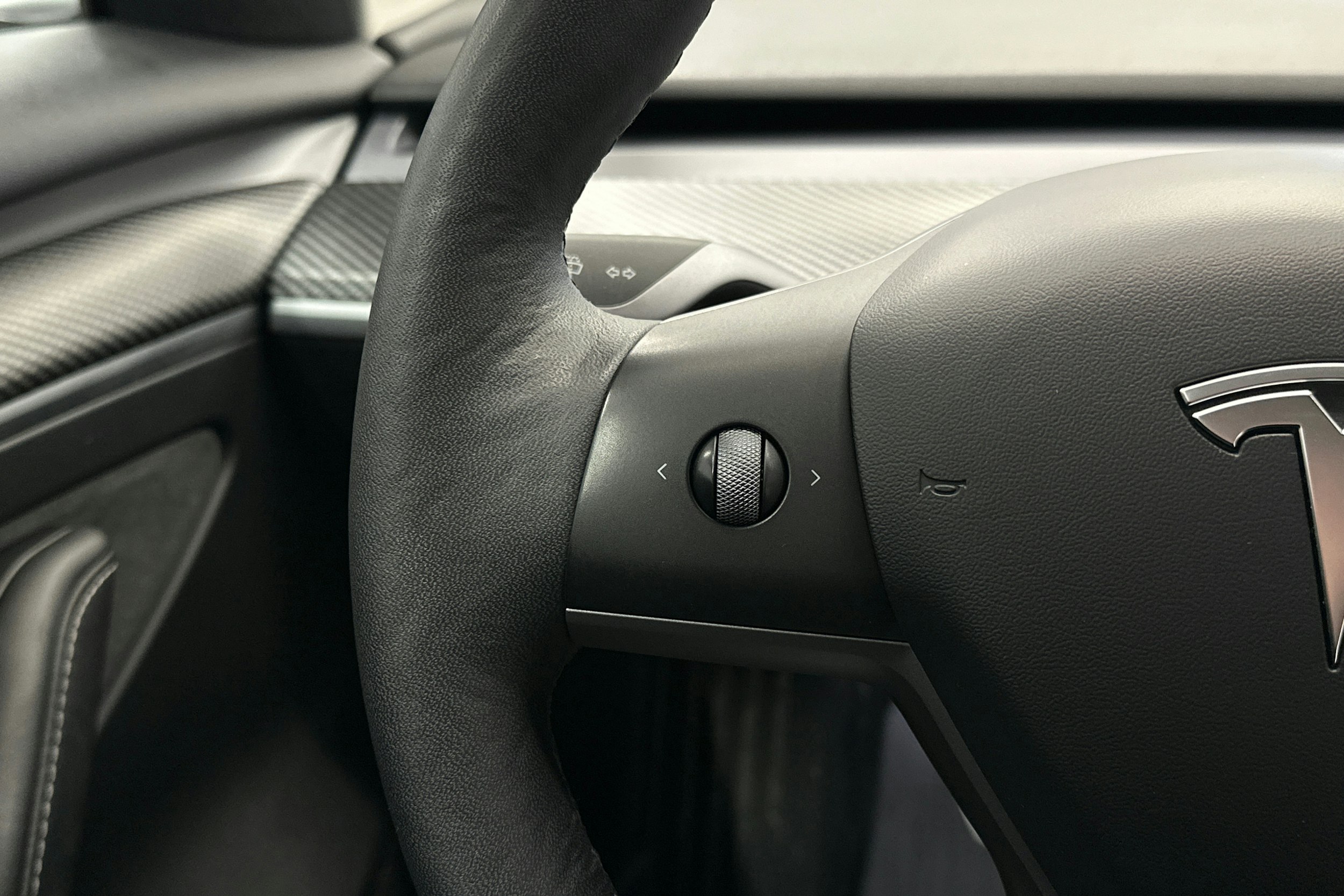 sininen Tesla Model 3 2023 kuva 16.