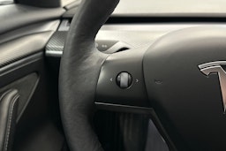 sininen Tesla Model 3 2023 kuva 16.