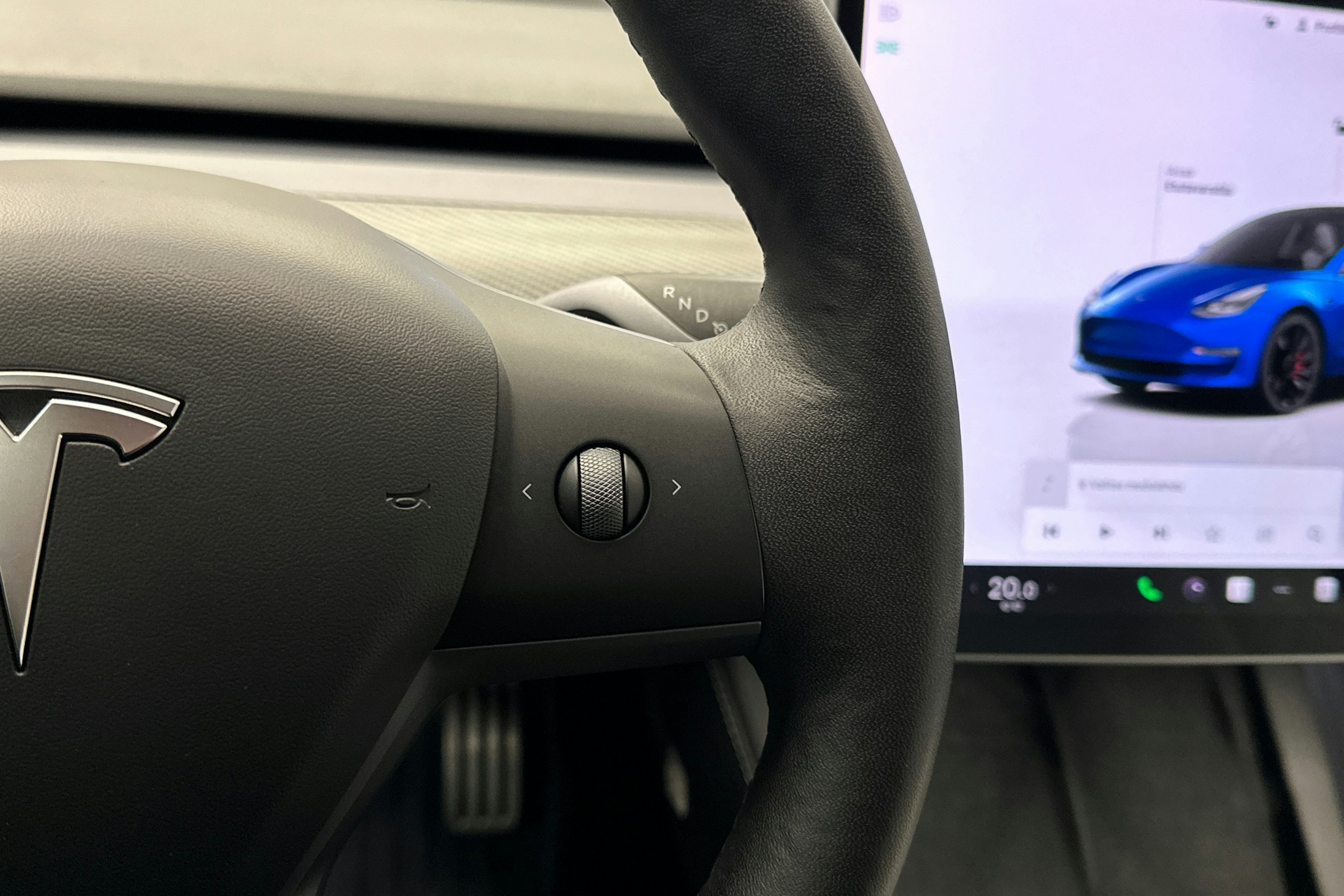 sininen Tesla Model 3 2023 kuva 17.