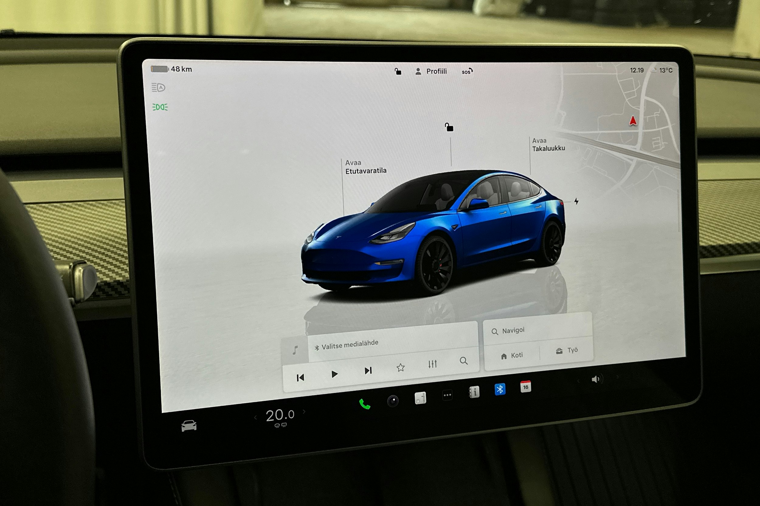 sininen Tesla Model 3 2023 kuva 18.