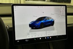 sininen Tesla Model 3 2023 kuva 18.