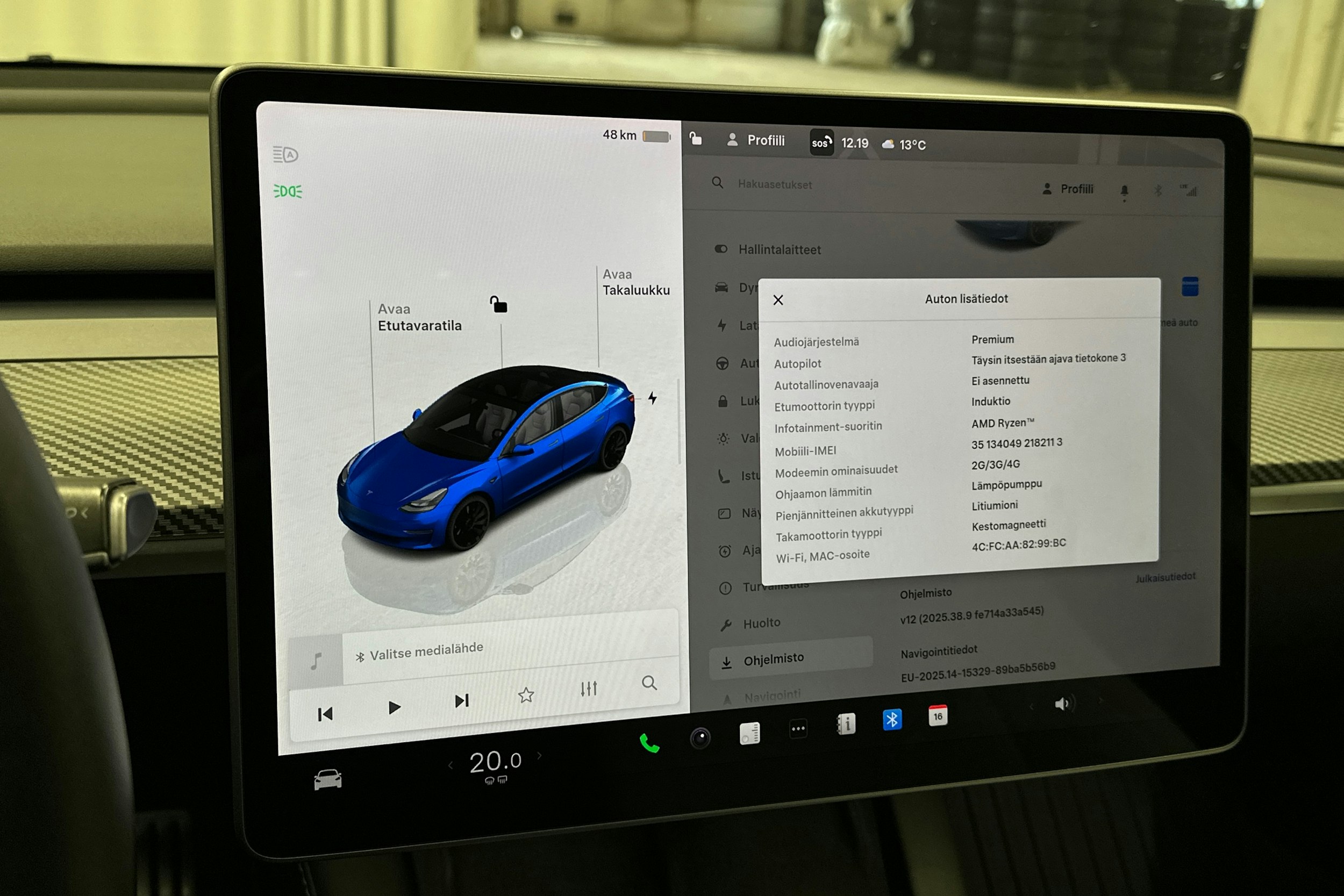 sininen Tesla Model 3 2023 kuva 19.
