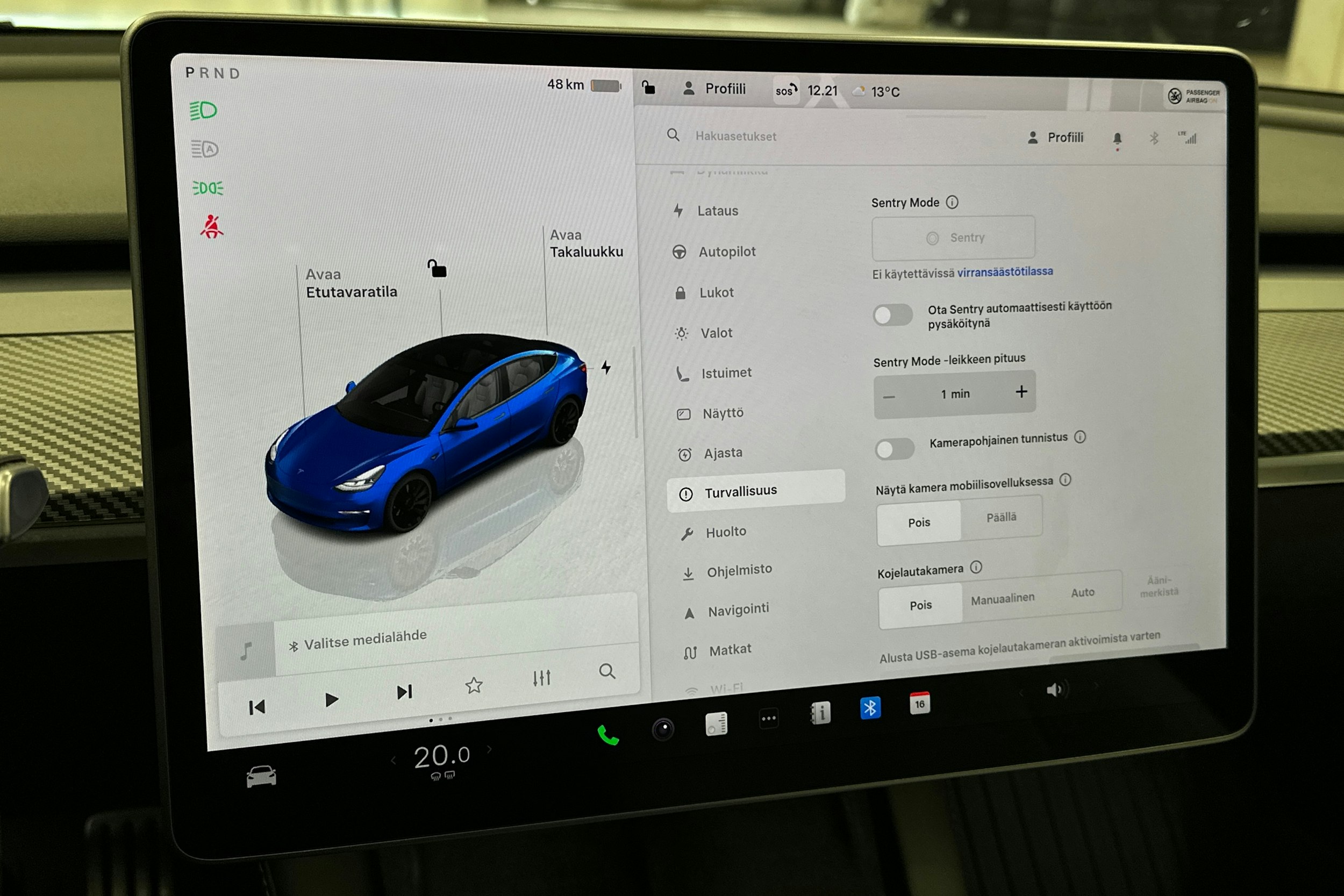 sininen Tesla Model 3 2023 kuva 27.