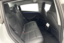 met. valkoinen Tesla Model 3 2024 kuva 7.