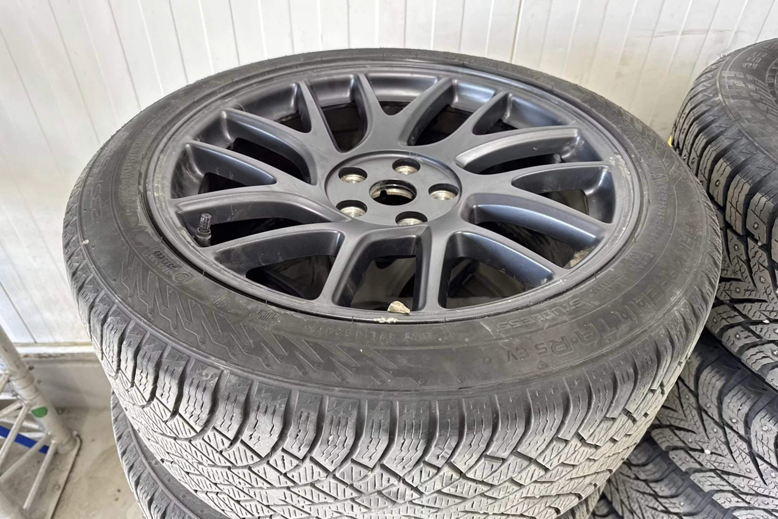 met. valkoinen Tesla Model 3 2024 kuva 8.