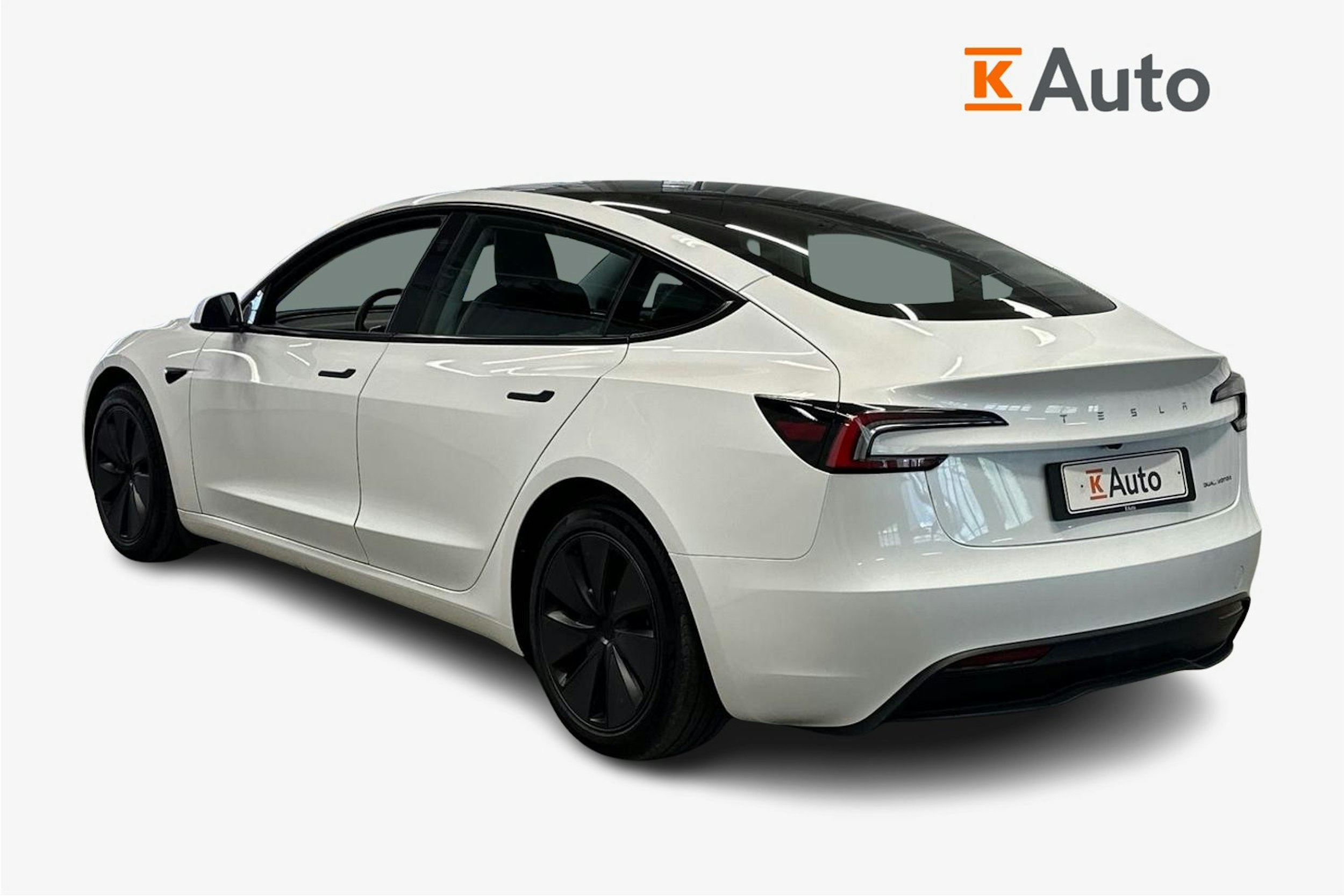 valkoinen Tesla Model 3 2024 kuva 2.