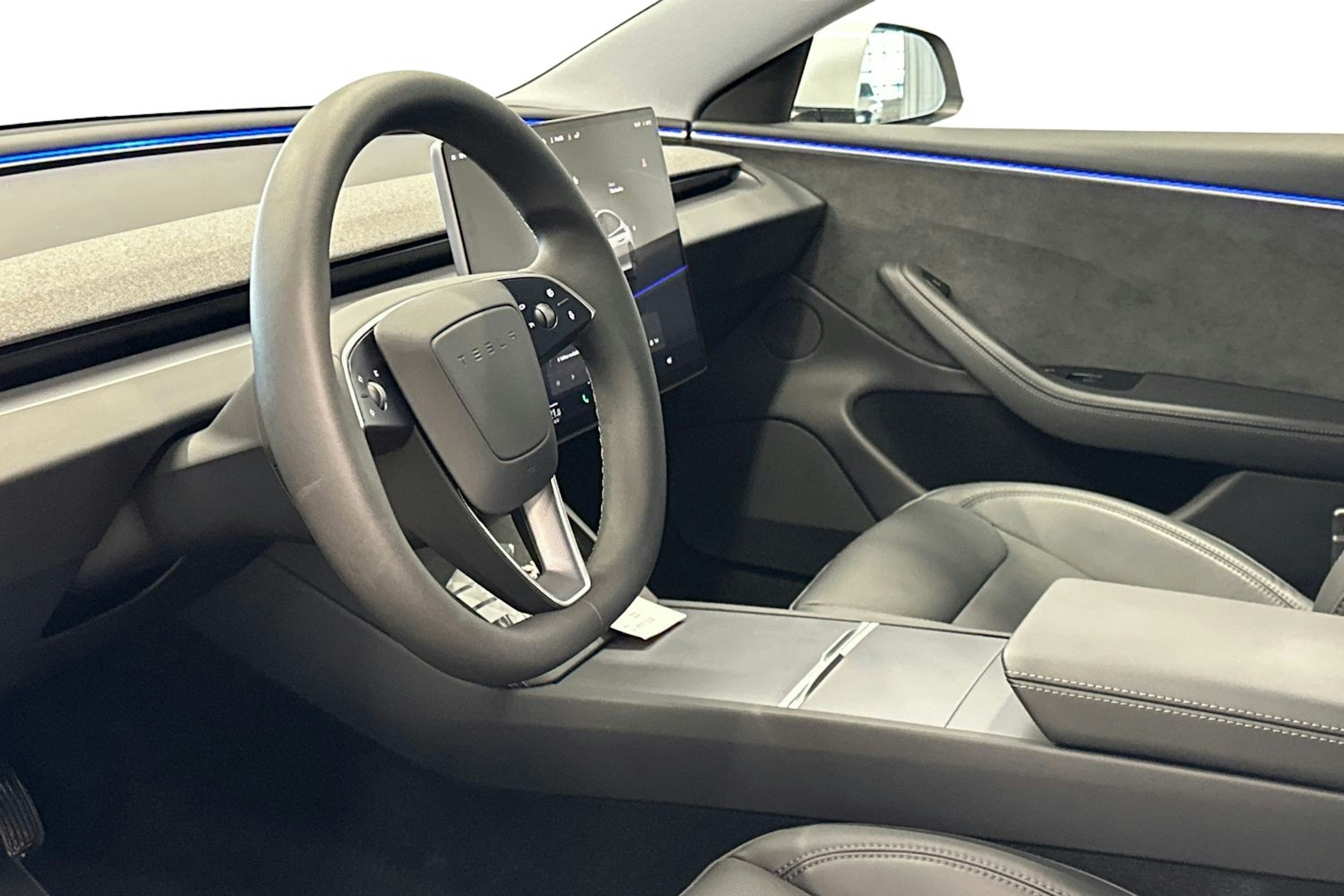 valkoinen Tesla Model 3 2024 kuva 3.