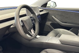 valkoinen Tesla Model 3 2024 kuva 3.