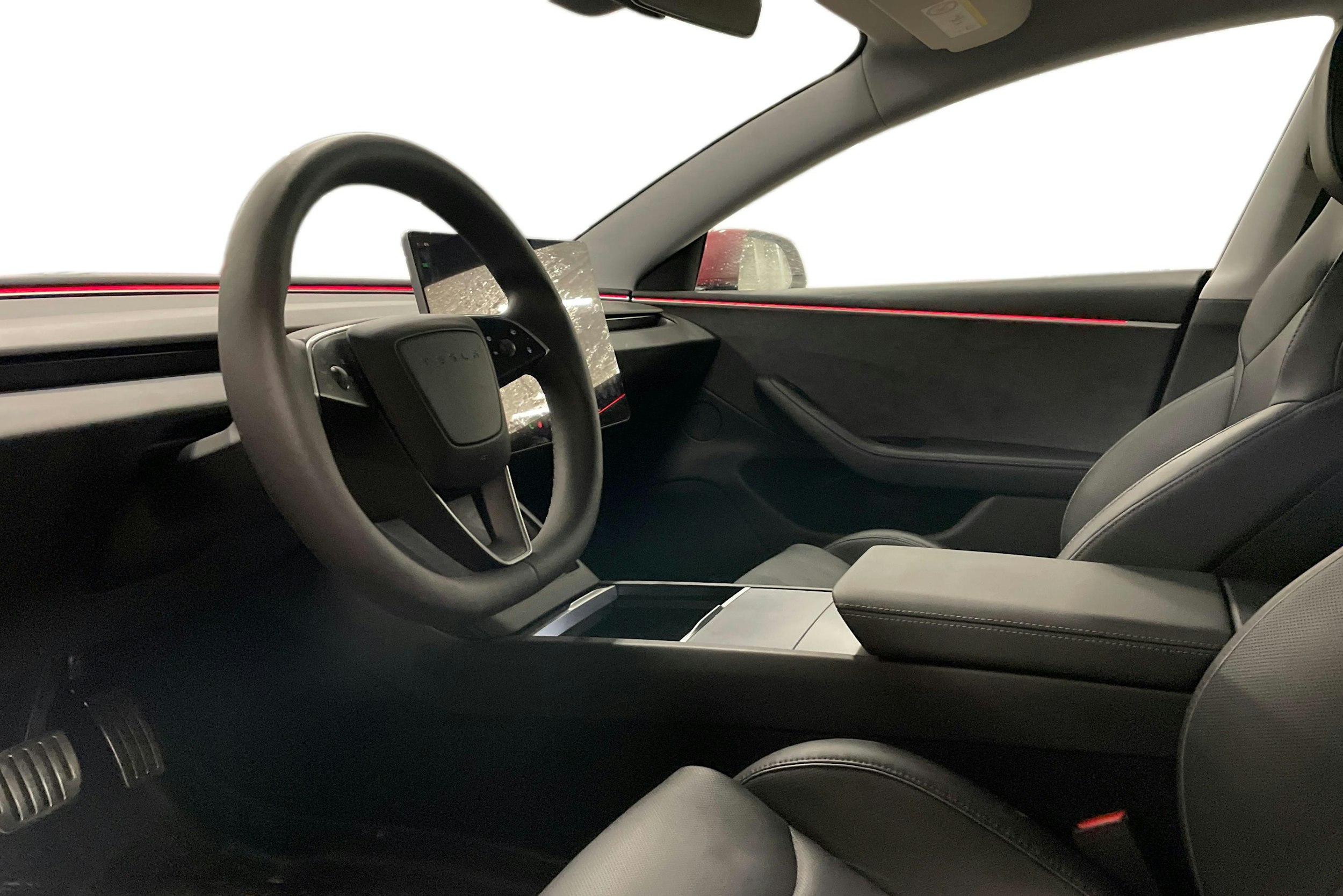 punainen Tesla Model 3 2024 kuva 3.