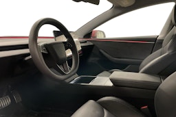 punainen Tesla Model 3 2024 kuva 3.