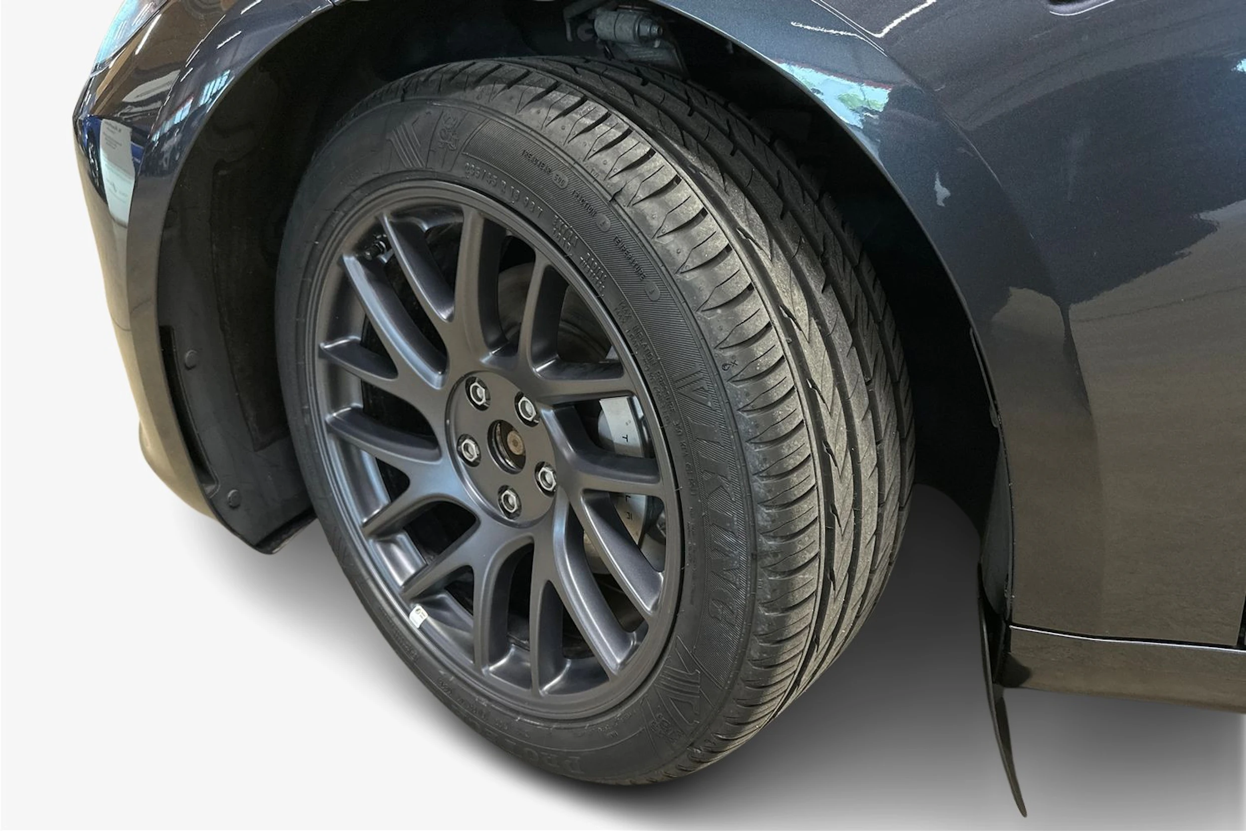 harmaa Tesla Model 3 2024 kuva 9.