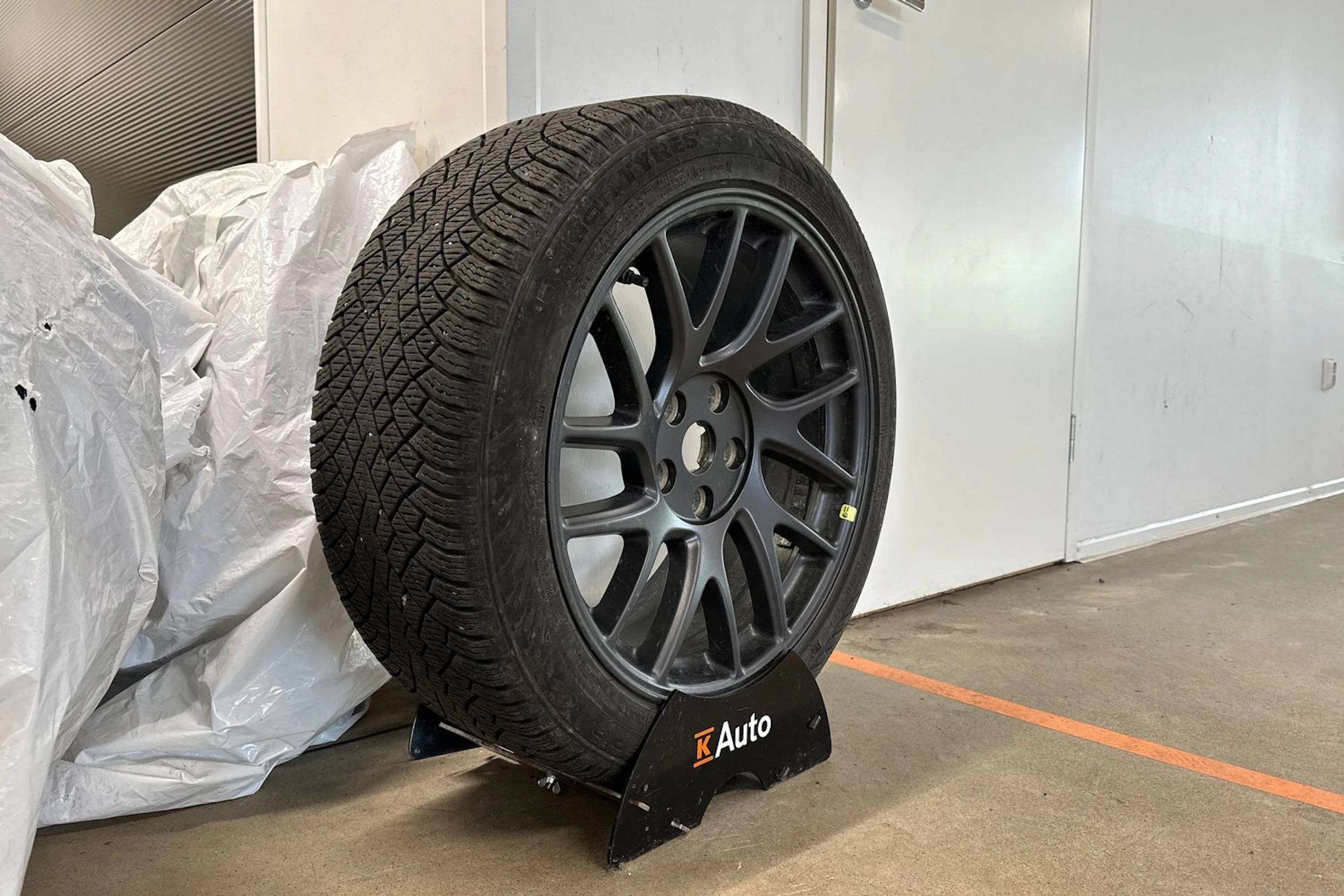 harmaa Tesla Model 3 2024 kuva 10.