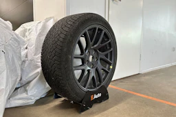 harmaa Tesla Model 3 2024 kuva 10.