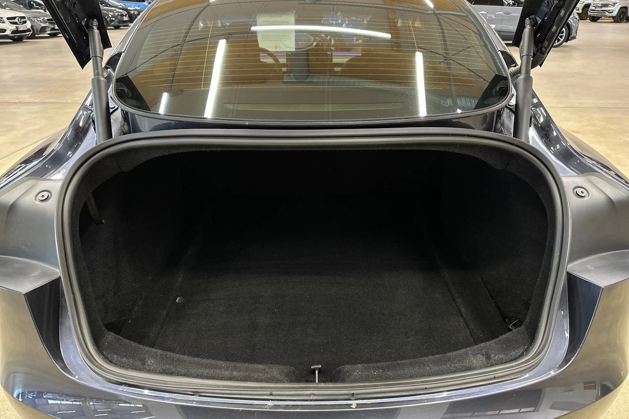 harmaa Tesla Model 3 2024 kuva 29.