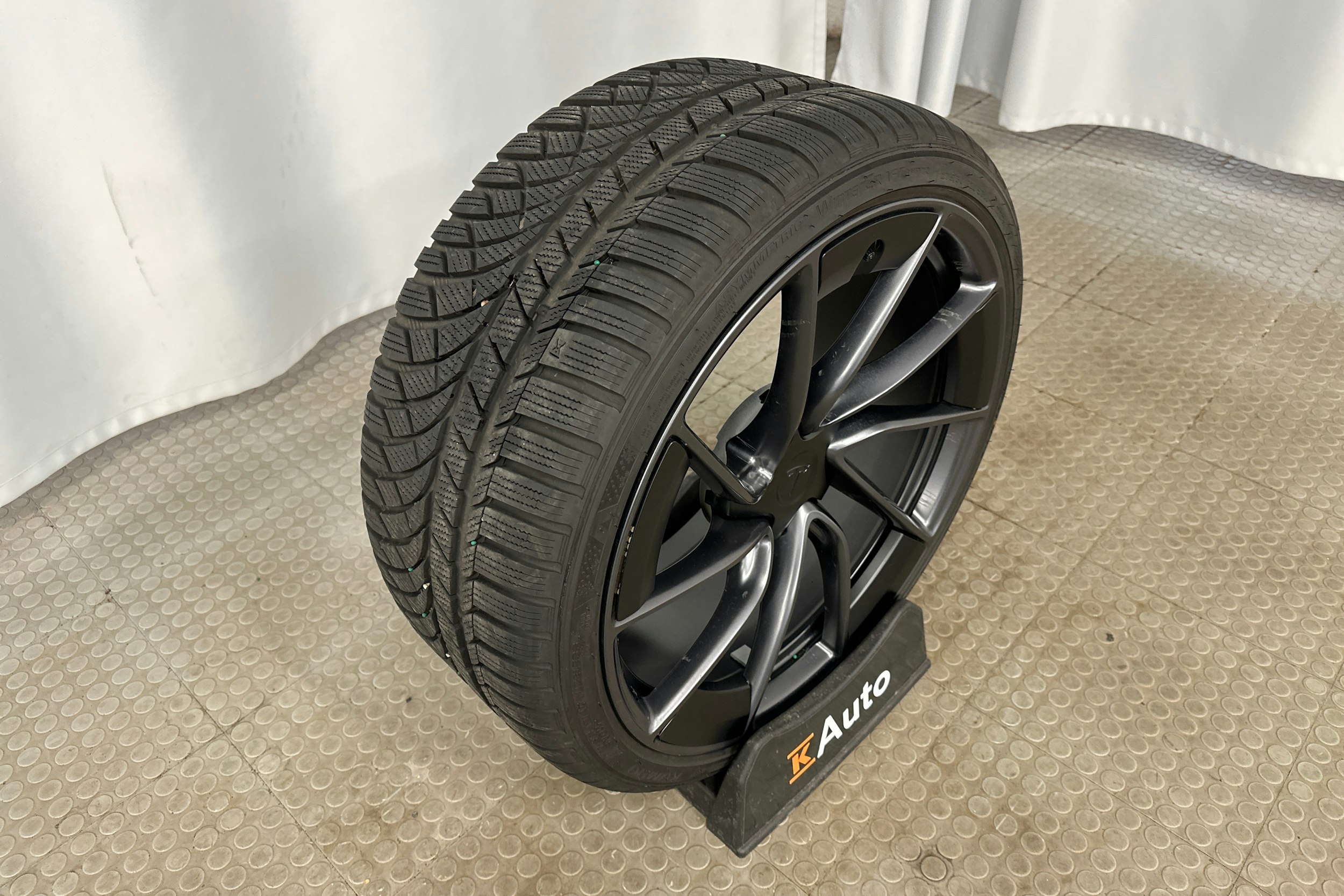 musta Tesla Model 3 2024 kuva 13.