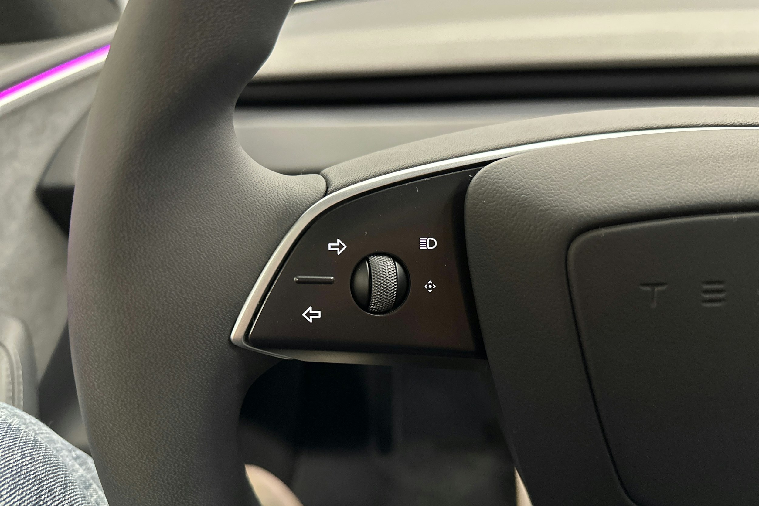 musta Tesla Model 3 2024 kuva 14.