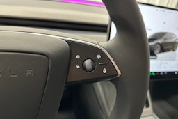 musta Tesla Model 3 2024 kuva 15.
