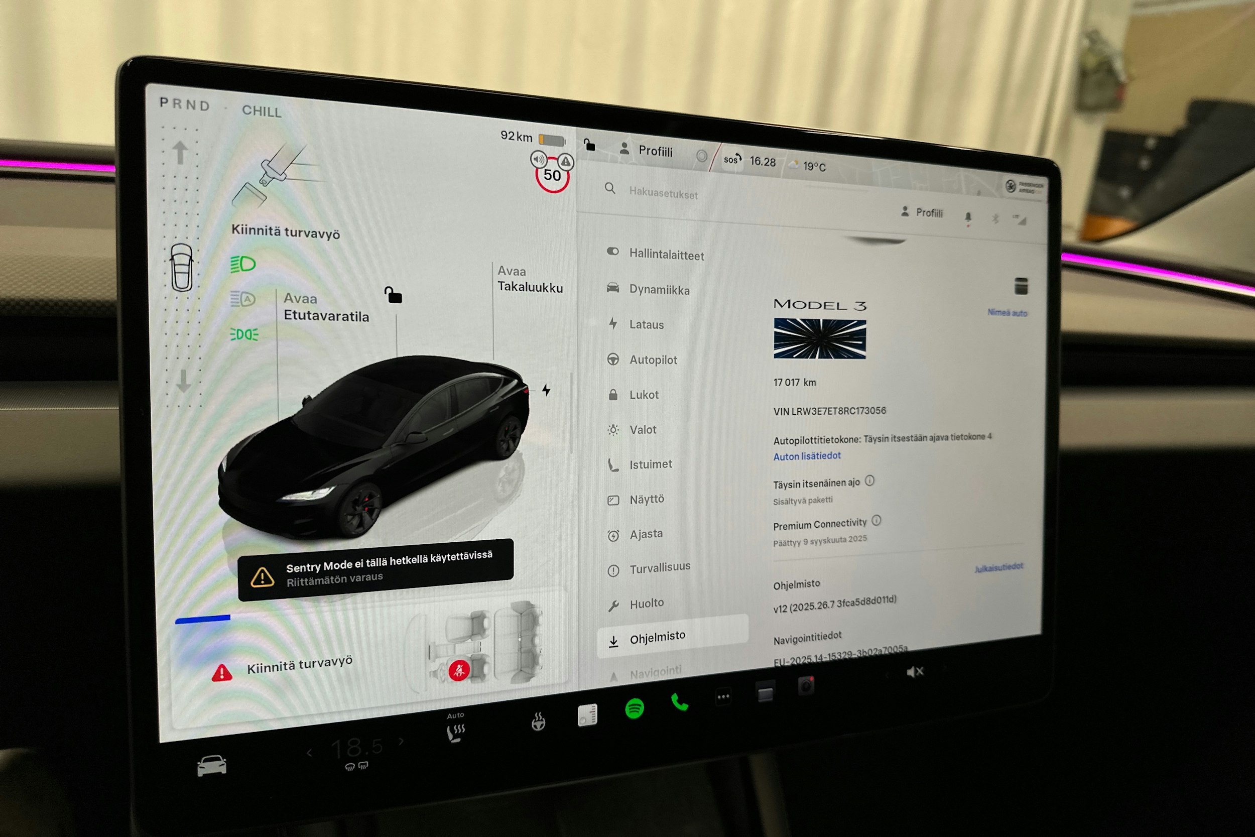 musta Tesla Model 3 2024 kuva 18.