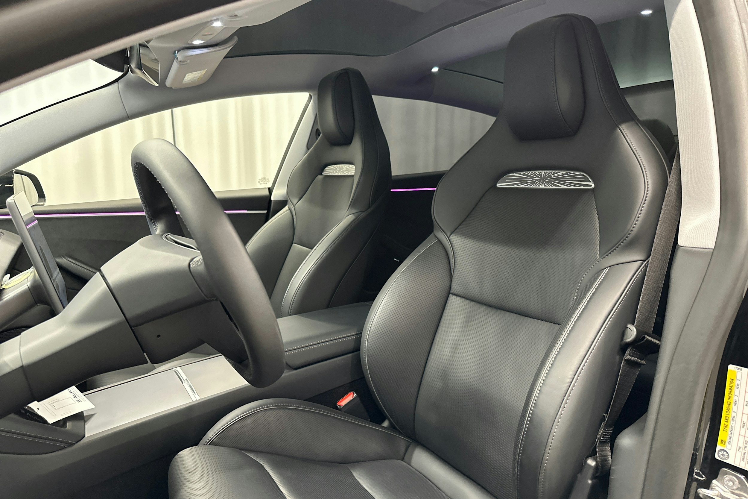 musta Tesla Model 3 2024 kuva 23.