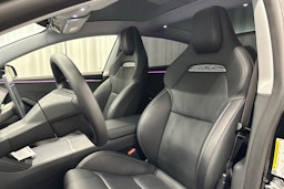musta Tesla Model 3 2024 kuva 23.