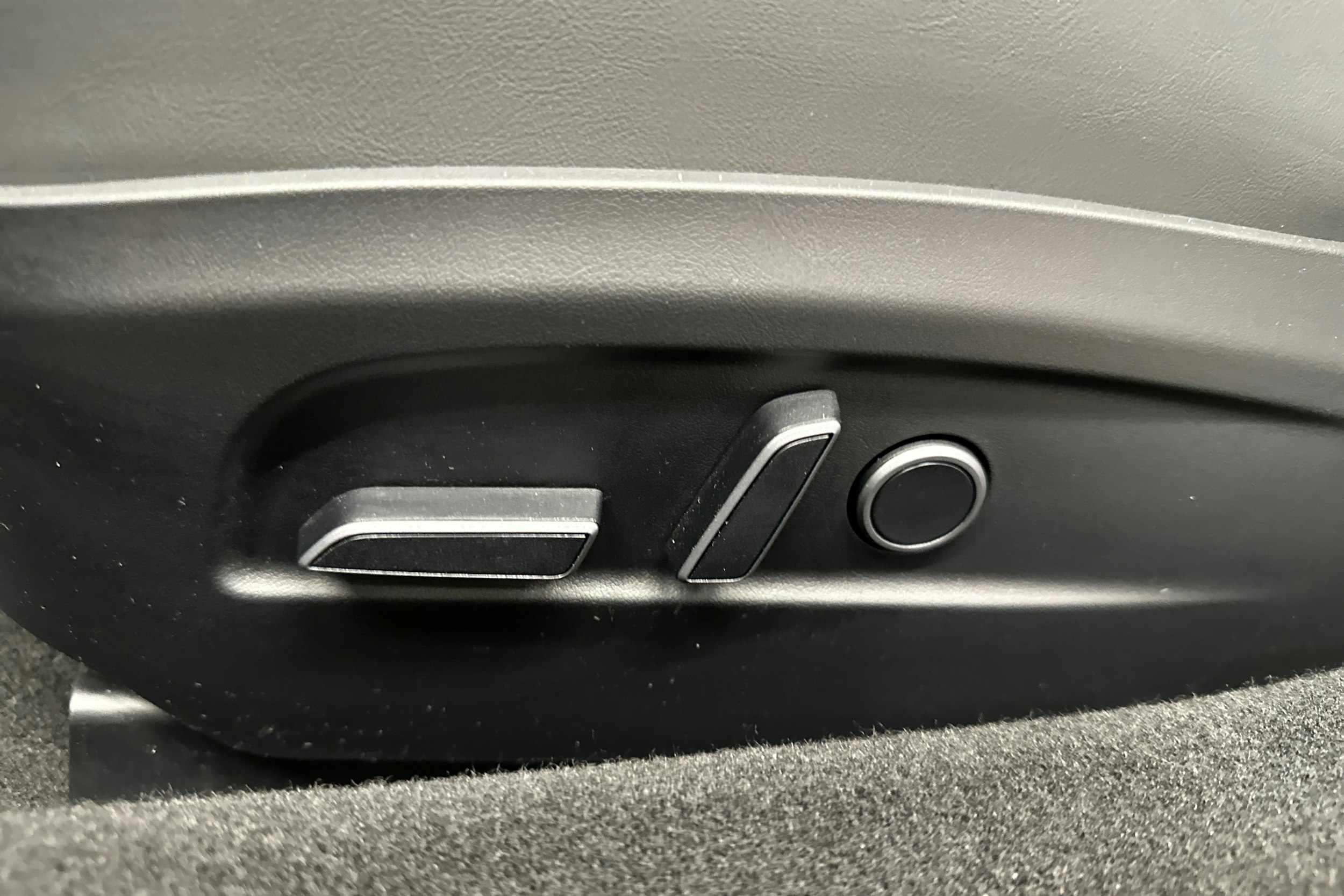 musta Tesla Model 3 2024 kuva 24.