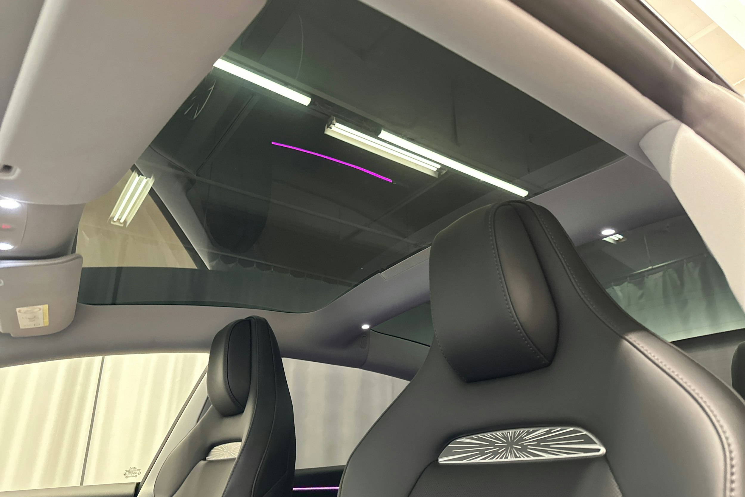 musta Tesla Model 3 2024 kuva 25.
