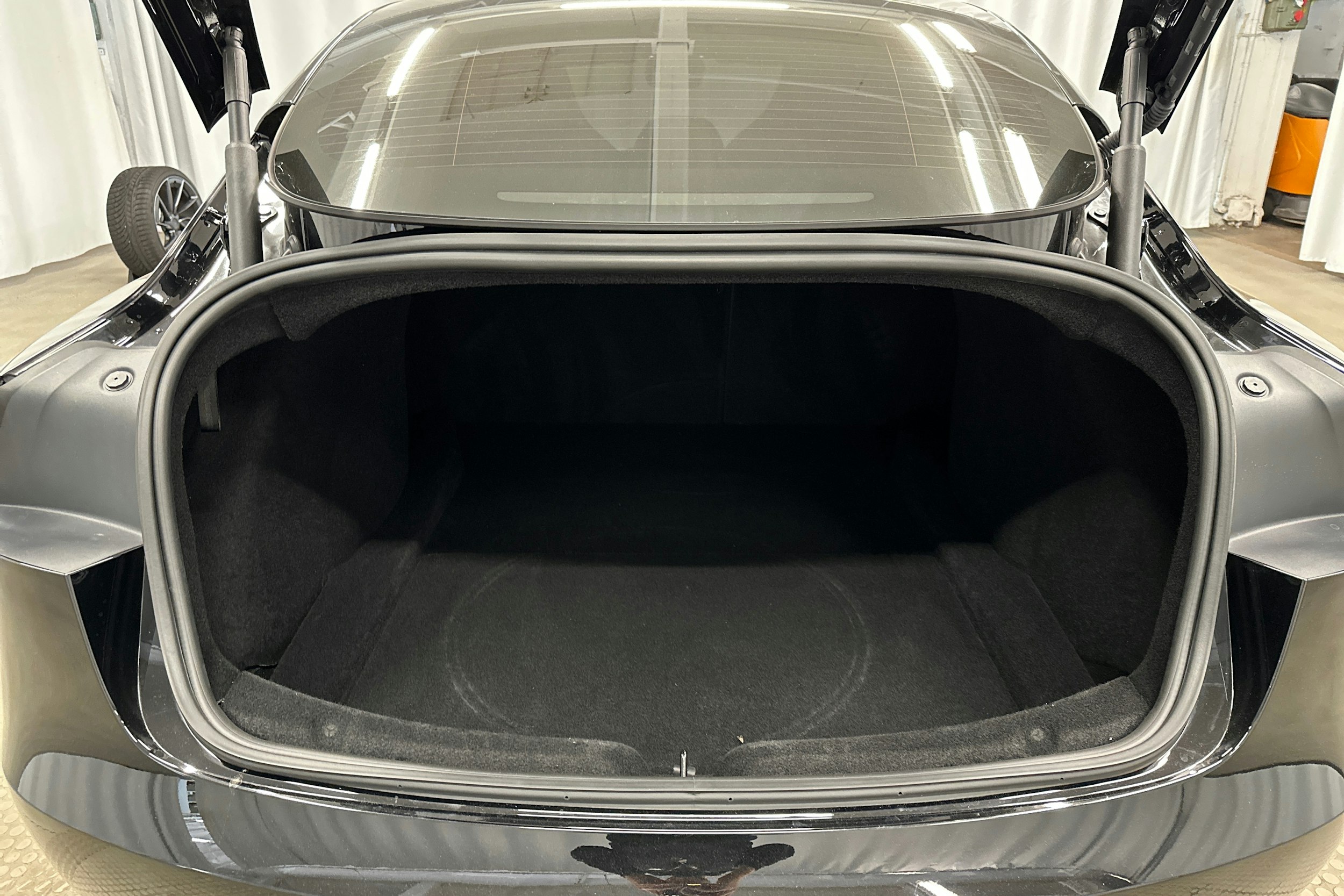 musta Tesla Model 3 2024 kuva 26.