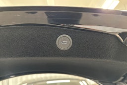 musta Tesla Model 3 2024 kuva 27.